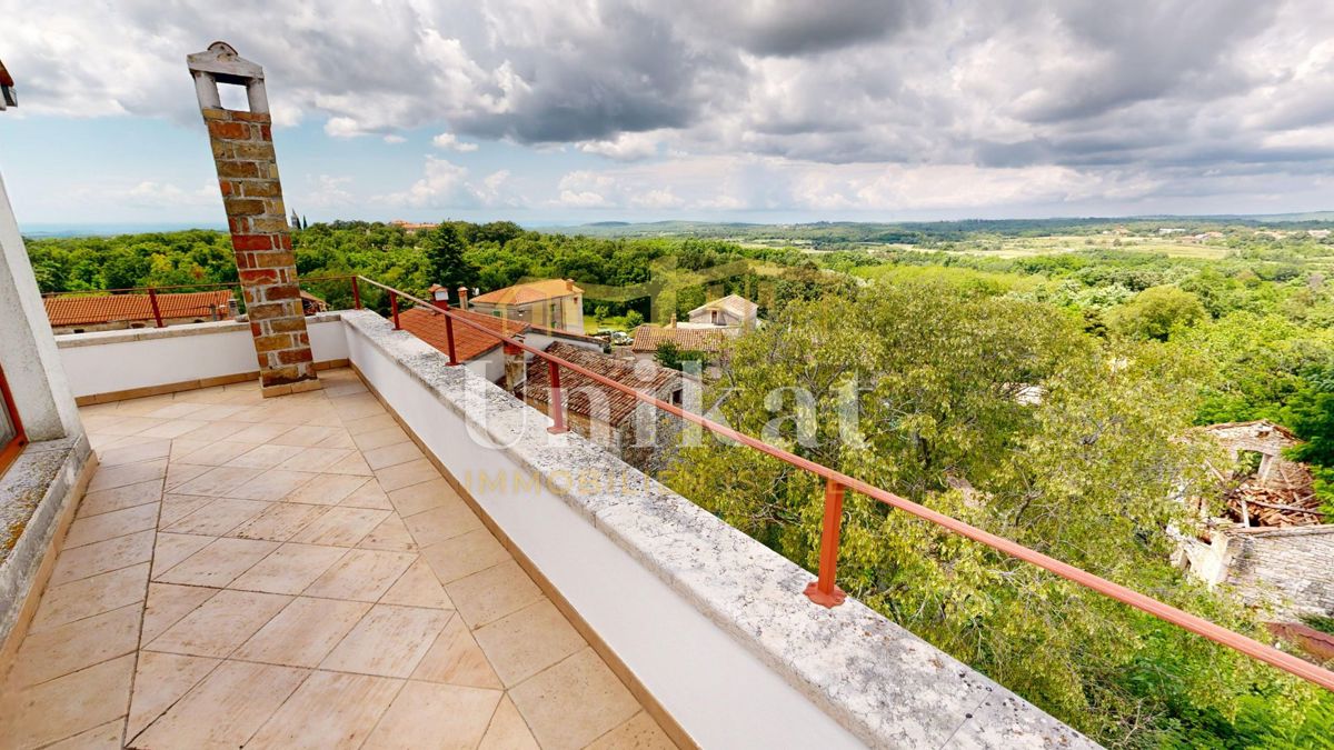 Renovirana kamnita hiša s bazenom